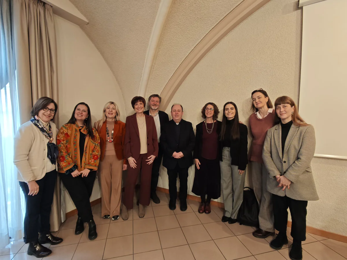 Al centro, moderatore, relatori e intevenuti all'incontro.jpeg