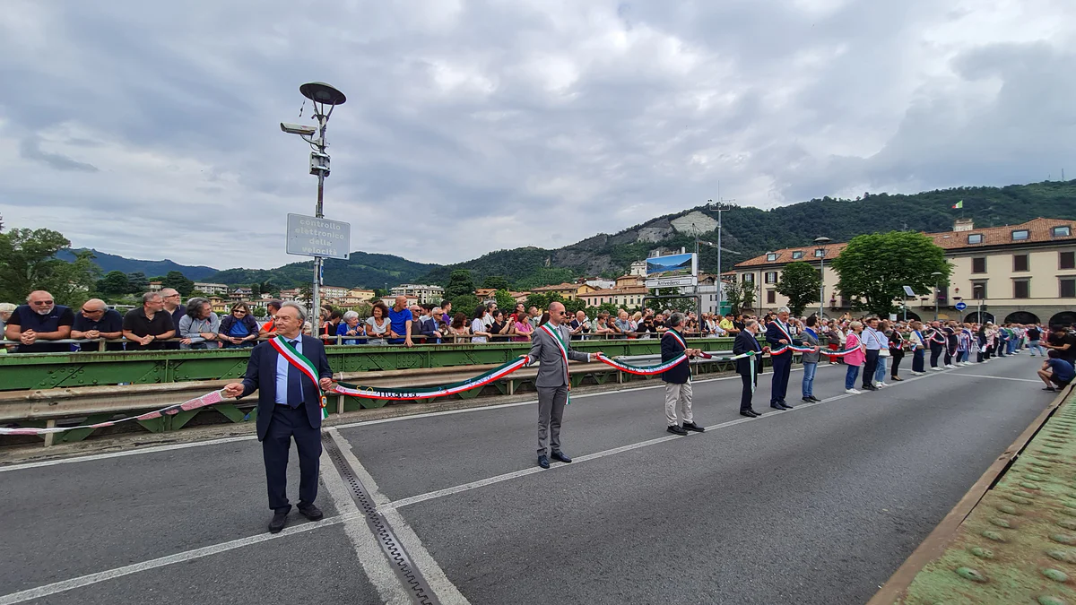 Catena umana per il progetto 50 miglia, sostenuto da Fondazione Conad ETS e realizzato da Viva Vittoria