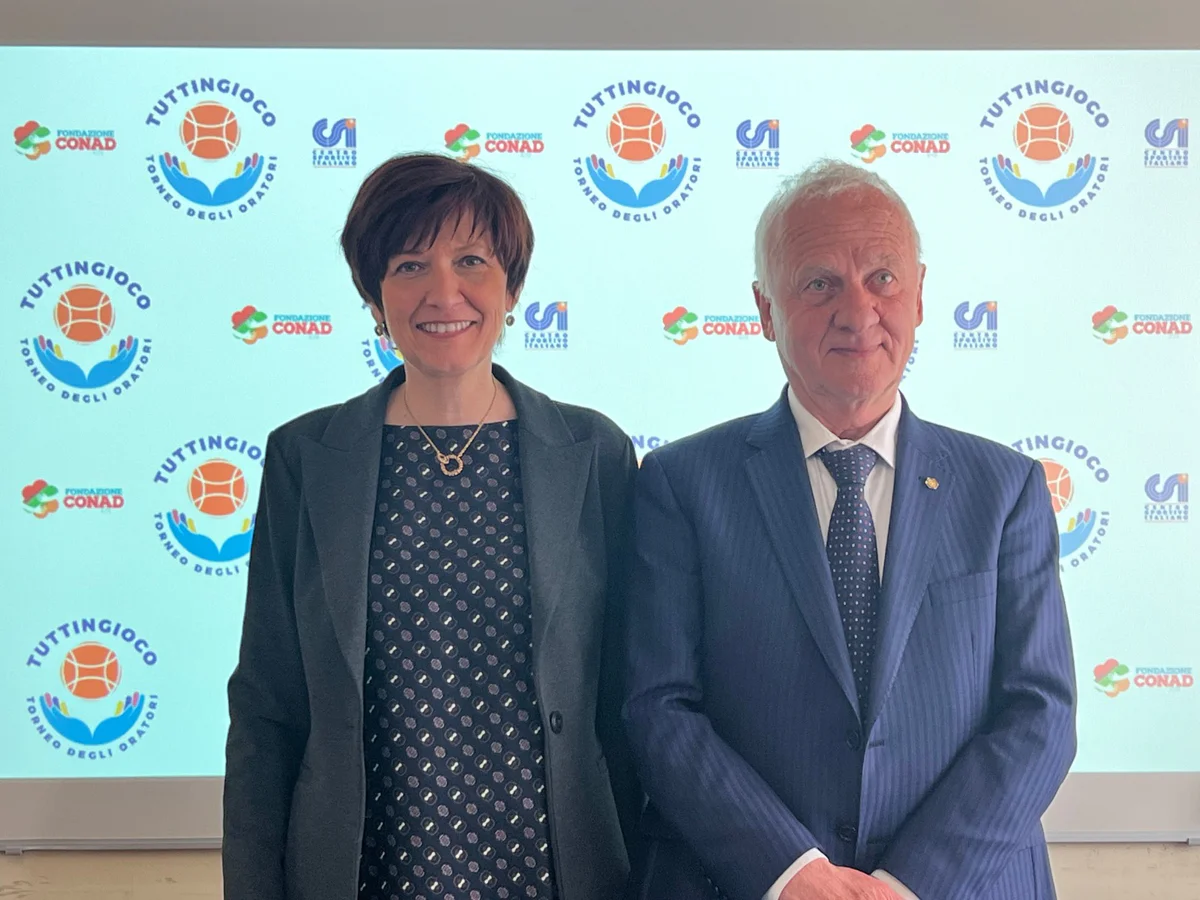 Maria Cristina Alfieri, direttrice di Fondazione Conad ETS e Vittorio Bosio, presidente di CSI, in occasione della conferenza stampa di presentazione del progetto Tuttingioco