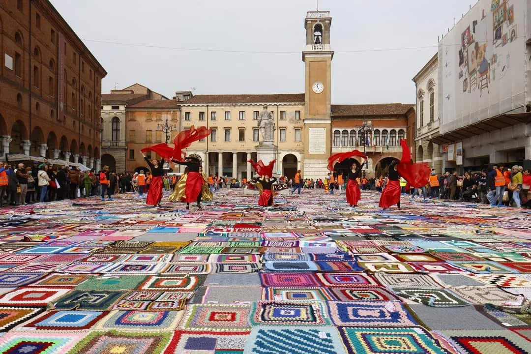 Piazza di Rovigo colorata dalle coperte realizzate in occasione di Viva Vittoria