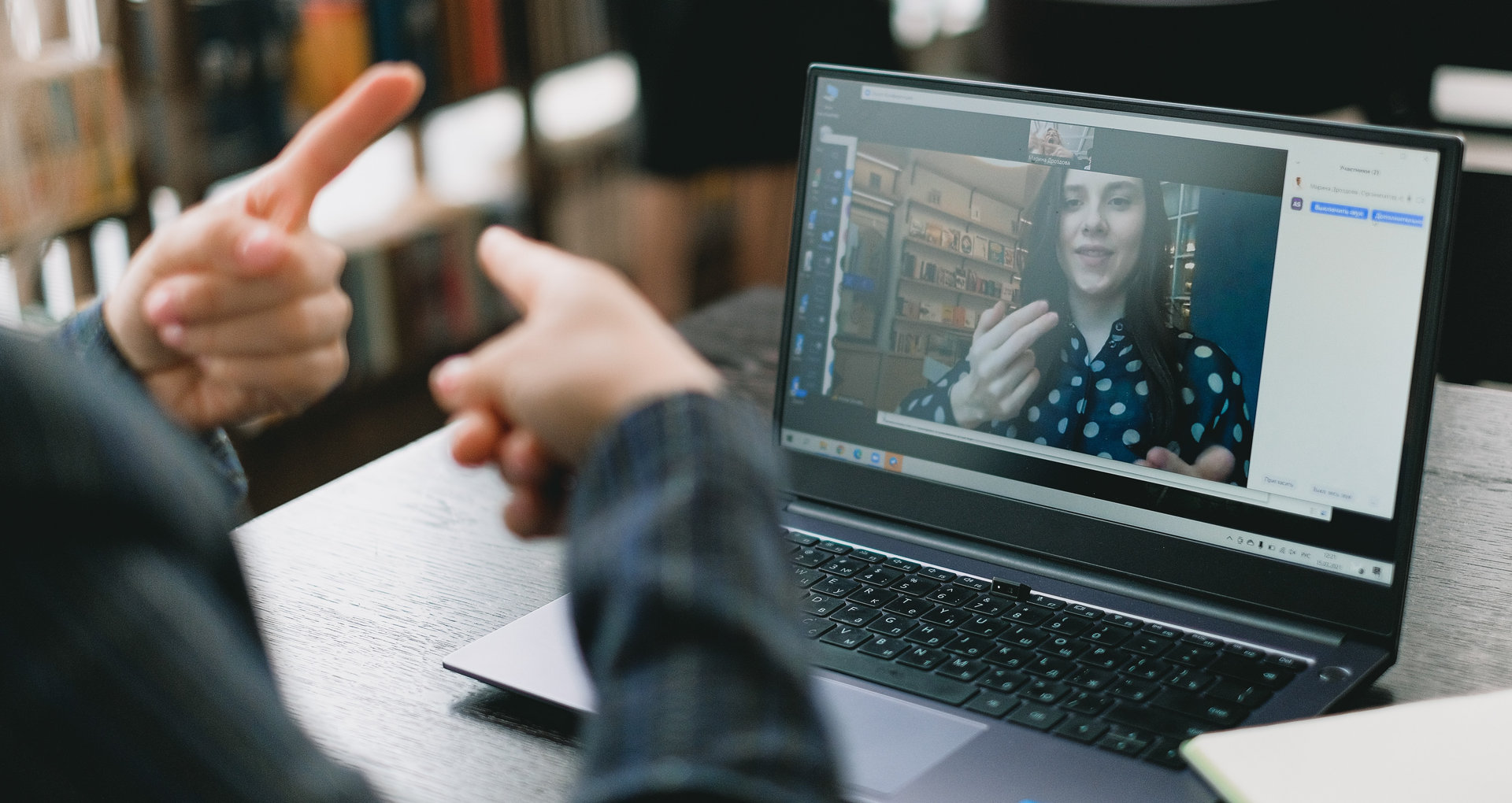 Due persone che parlano al pc usando la lingua dei segni